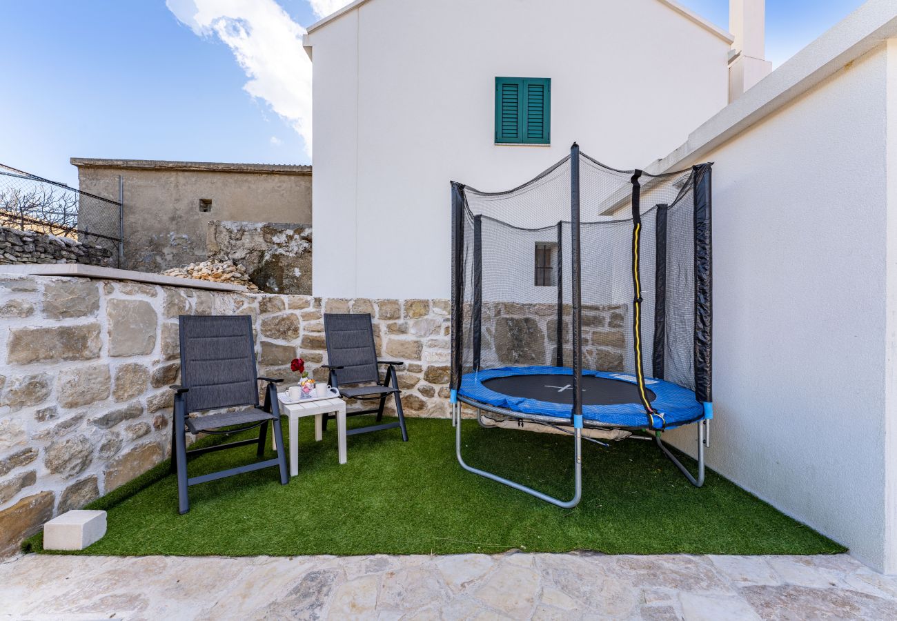 Ferienhaus in Rtina - Holiday home Fortica