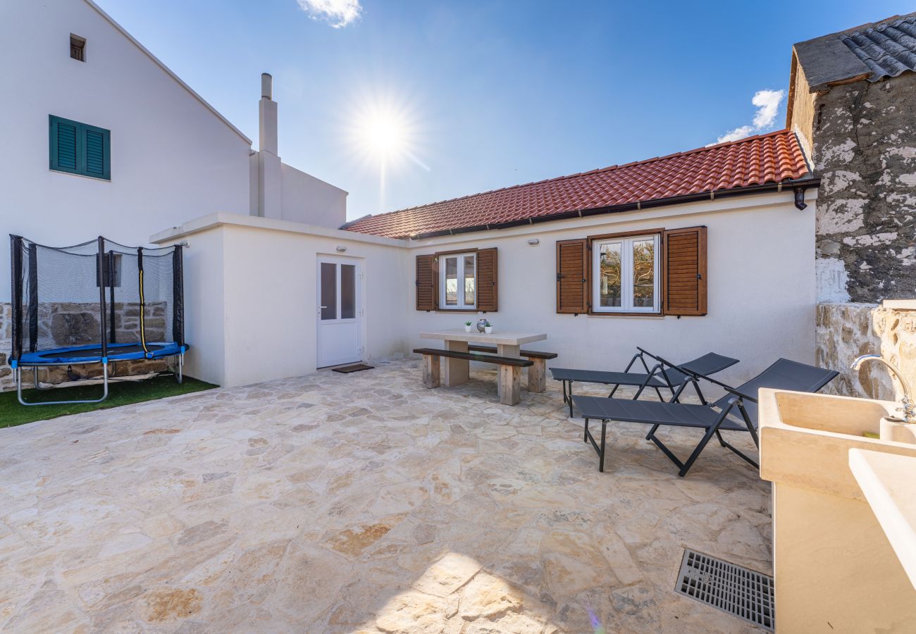 Ferienhaus in Rtina - Holiday home Fortica