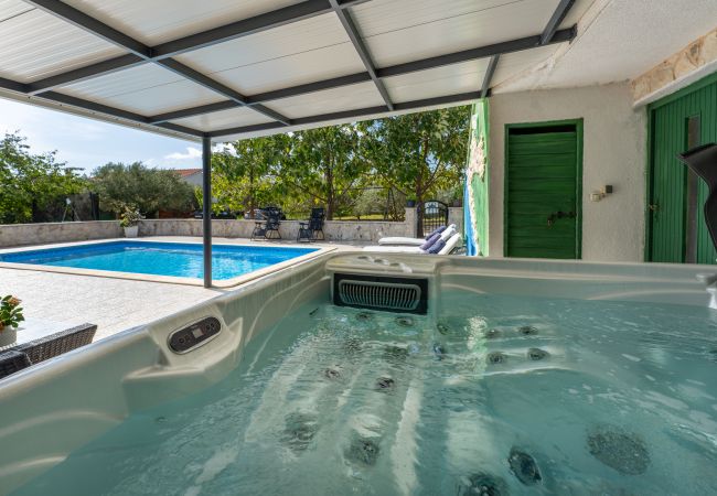 Ferienhaus in Vodice - Holiday home Nadalina Ferienhaus in Vodice - Holiday home Nadalina