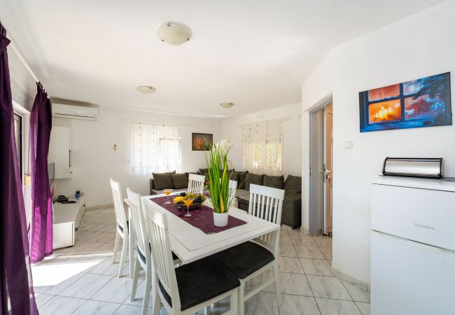 Ferienhaus in Vodice - Holiday home Nadalina Ferienhaus in Vodice - Holiday home Nadalina