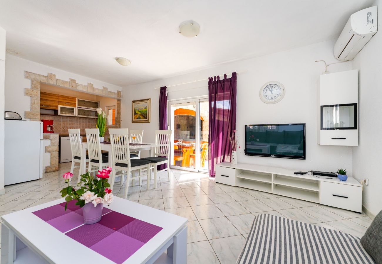 Ferienhaus in Vodice - Holiday home Nadalina