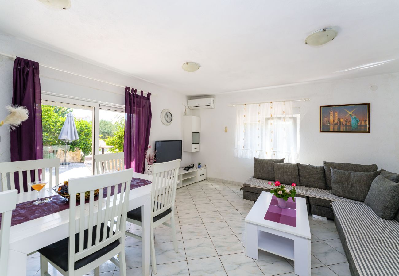 Ferienhaus in Vodice - Holiday home Nadalina