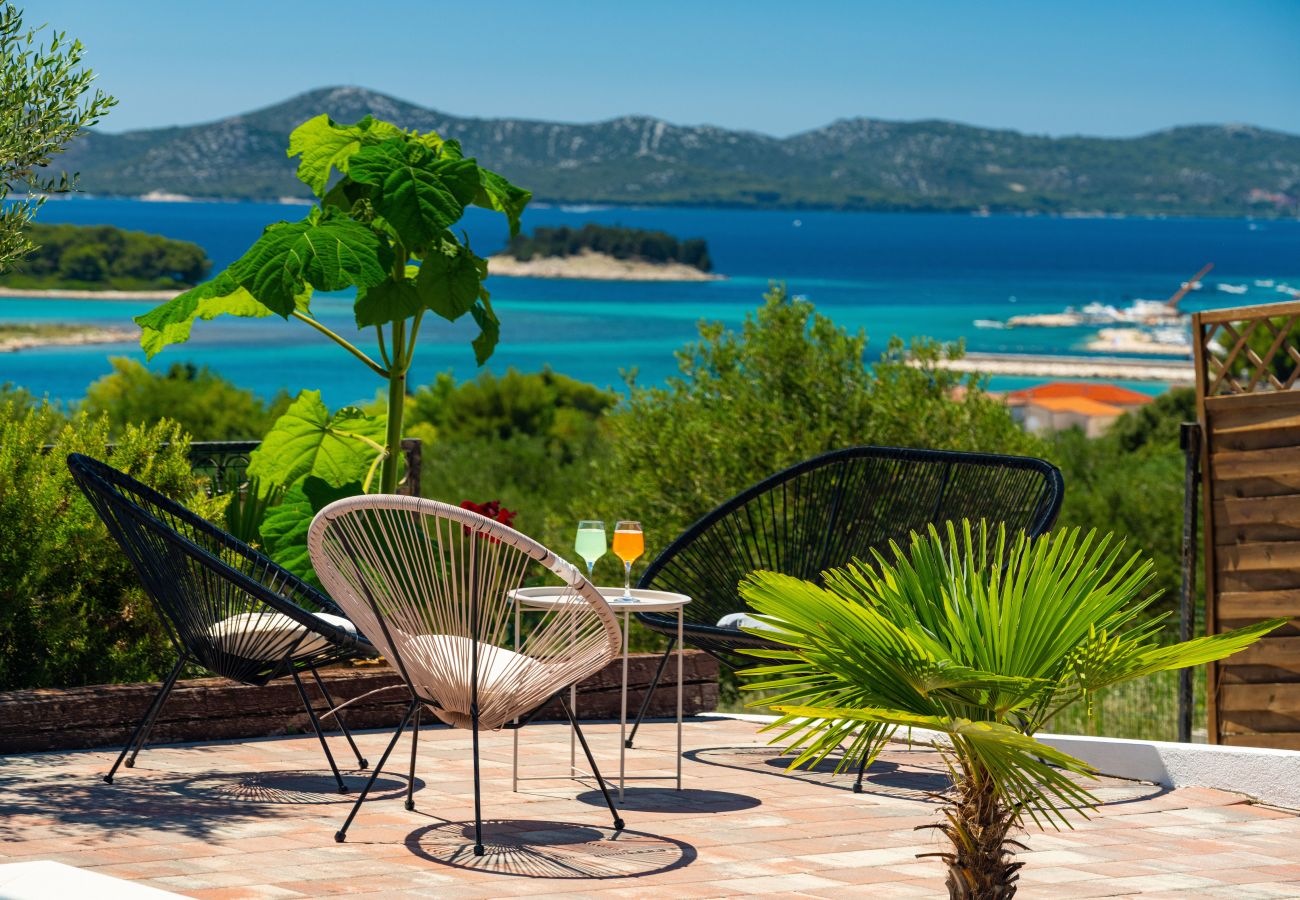 Ferienhaus in Pakoštane - Sea view villa Tonka