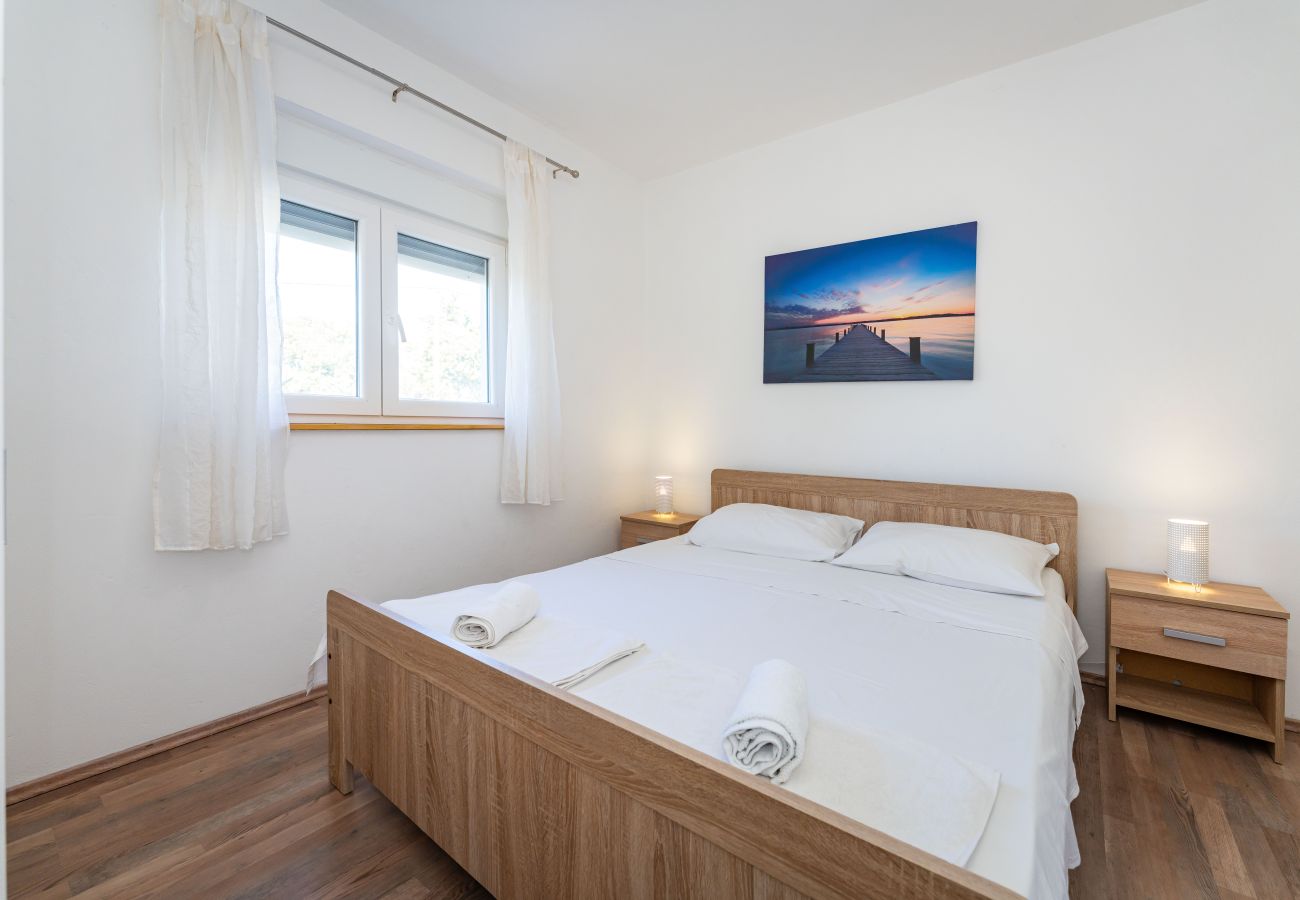 Ferienhaus in Raštevic - Holiday home Emily