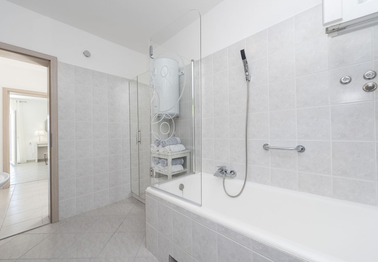 Ferienhaus in Maslenica - Beachfront villa Maslenica