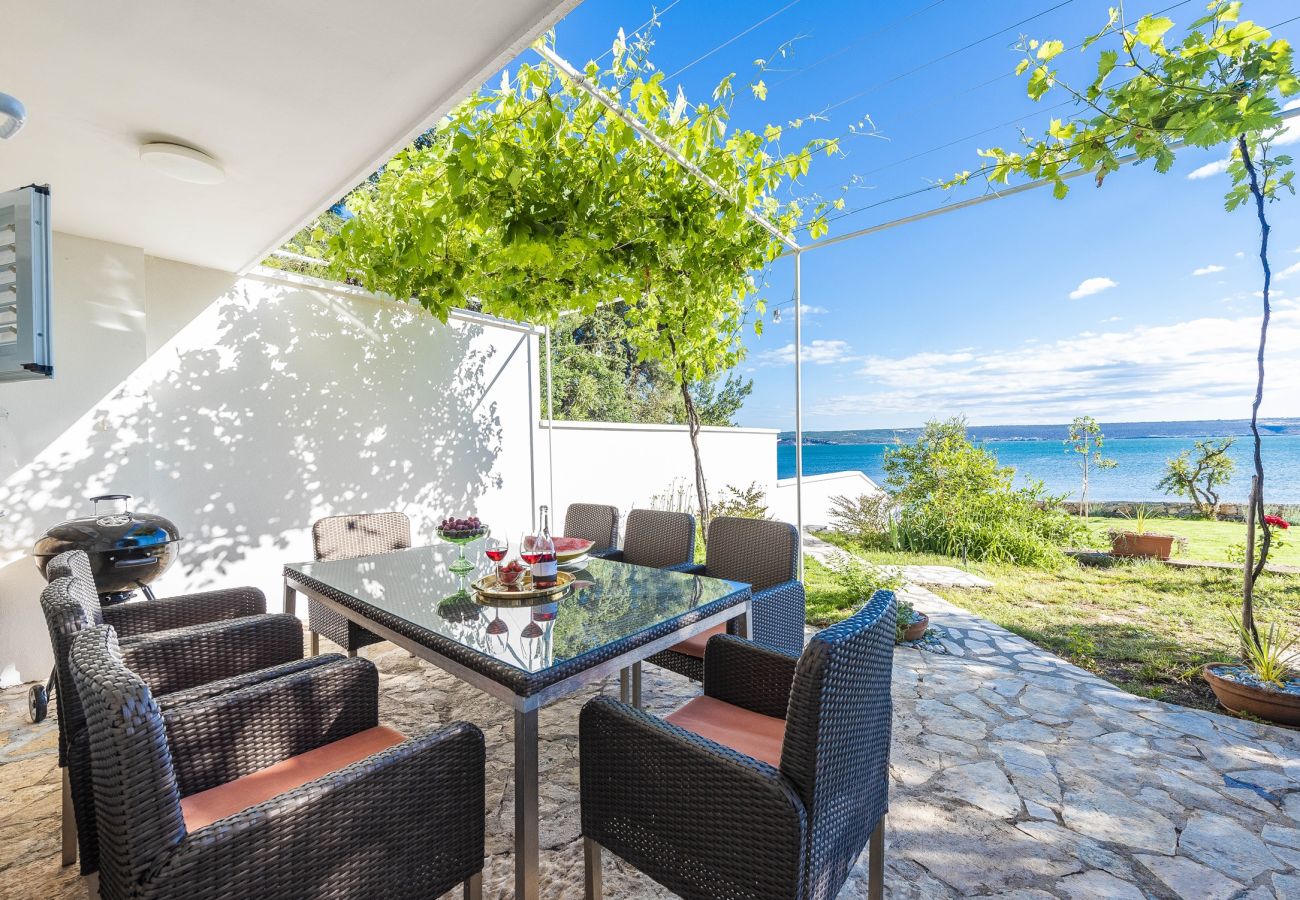 Ferienhaus in Maslenica - Beachfront villa Maslenica