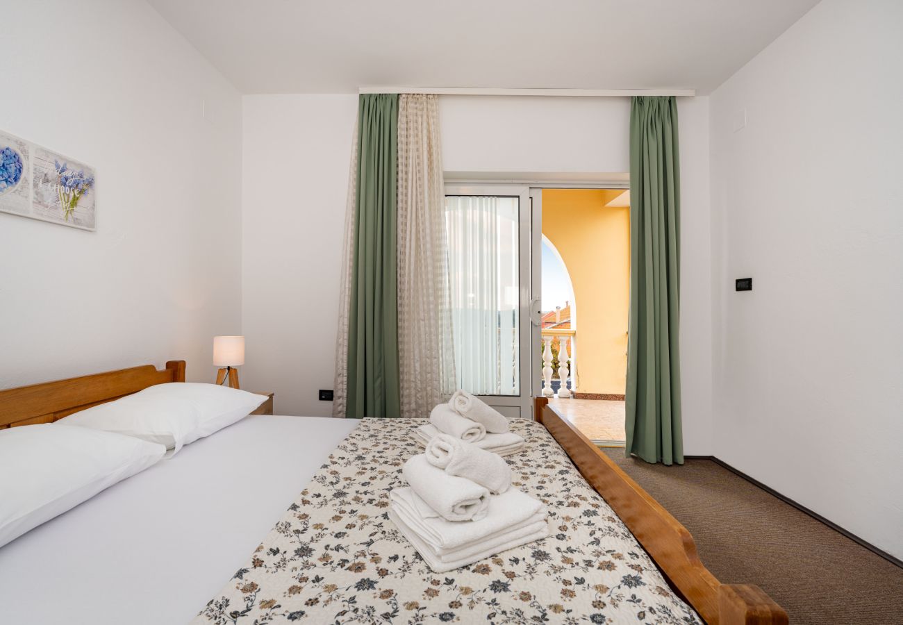 Ferienwohnung in Galovac - Apartment Galleli with private pool