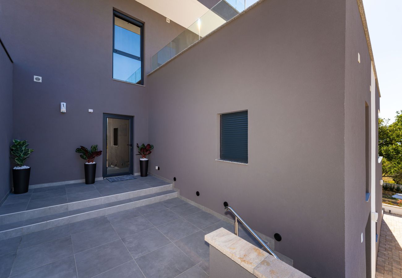 Ferienwohnung in Starigrad - Apartment Senti with shared pool