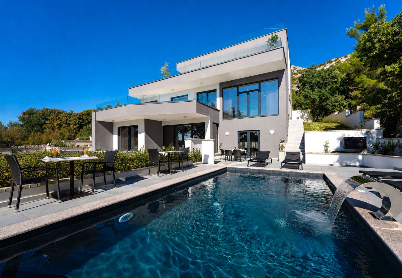 Ferienwohnung in Starigrad - Apartment Senti with shared pool