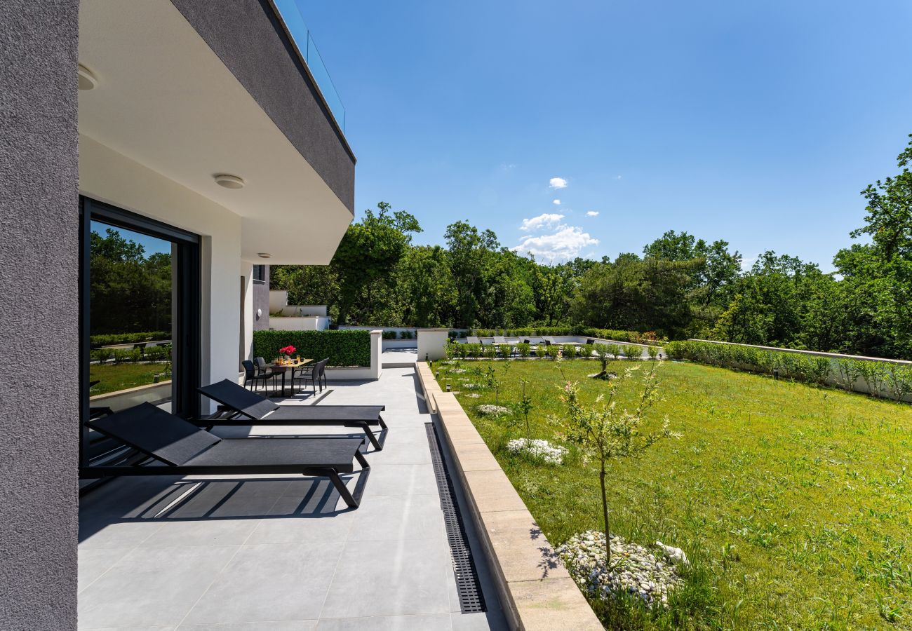 Ferienwohnung in Starigrad - Apartment Senti with shared pool