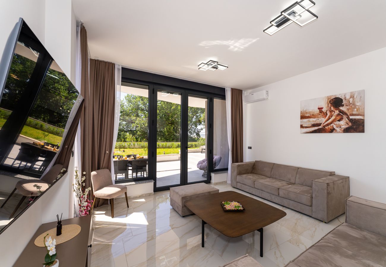 Ferienwohnung in Starigrad - Apartment Senti with shared pool