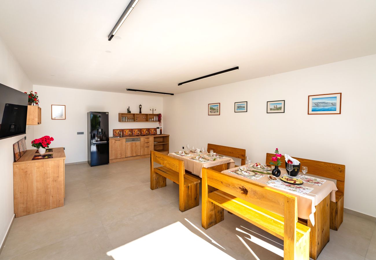 Ferienwohnung in Starigrad - Apartment Senti with shared pool