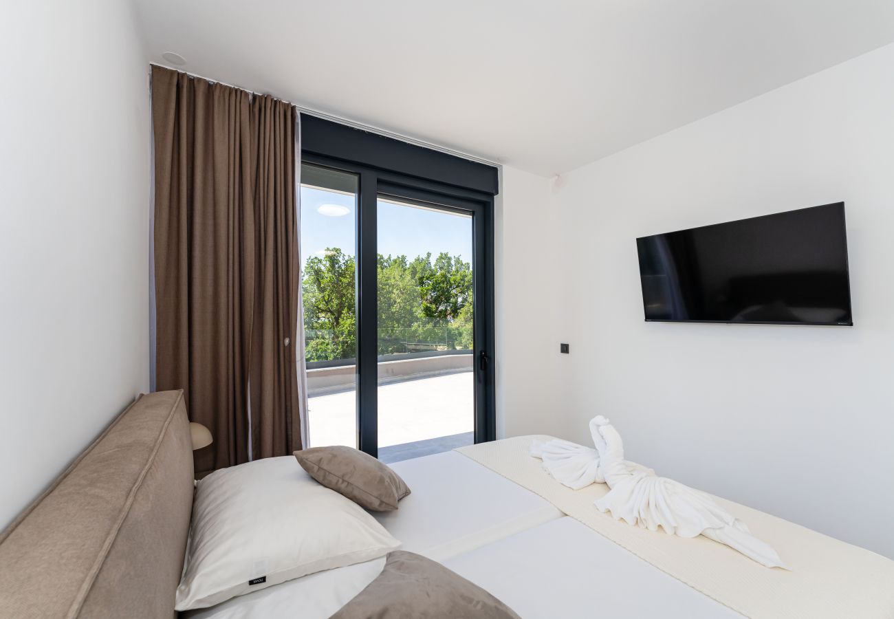 Ferienwohnung in Starigrad - Apartment Senti with shared pool