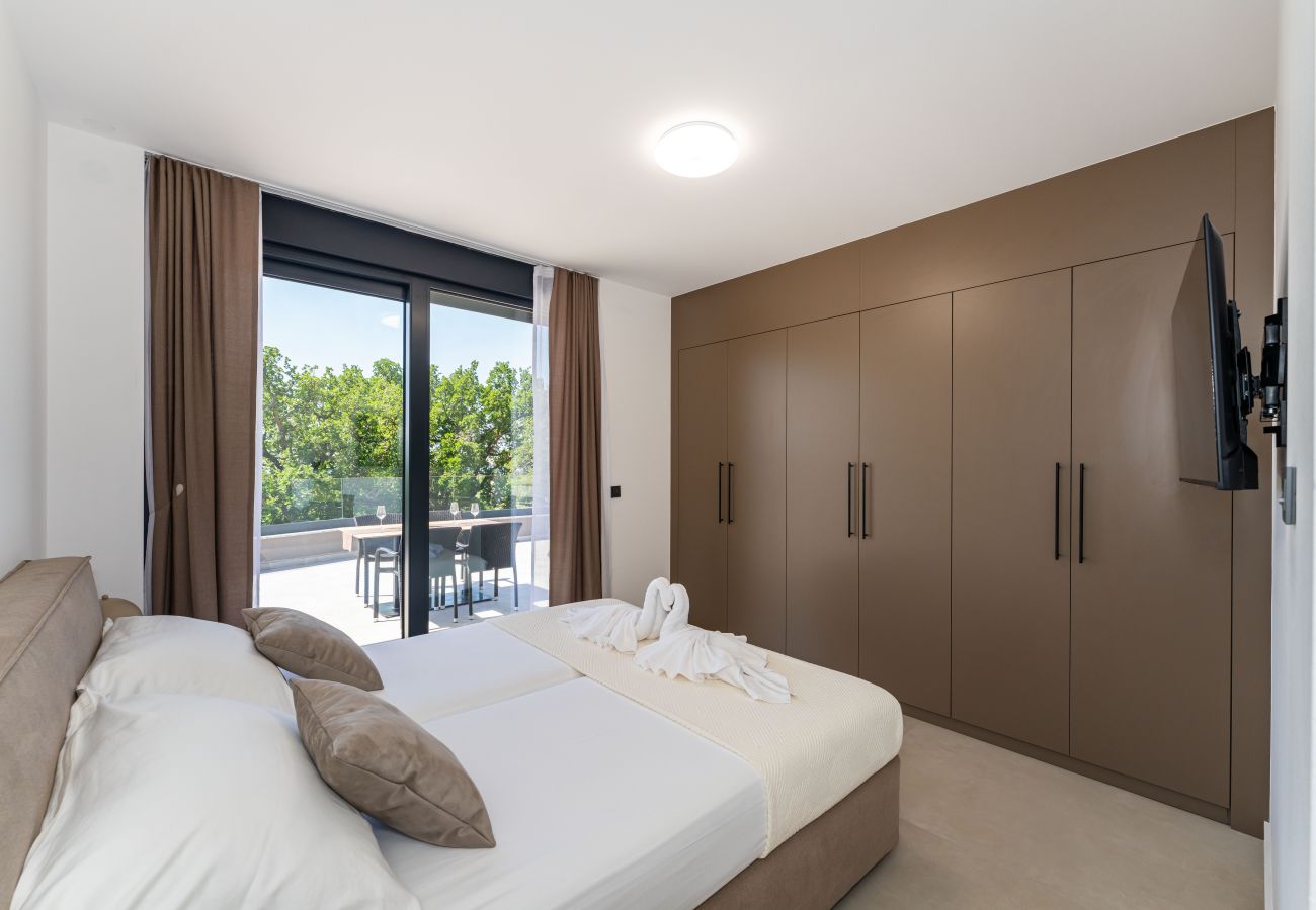 Ferienwohnung in Starigrad - Apartment Senti with shared pool