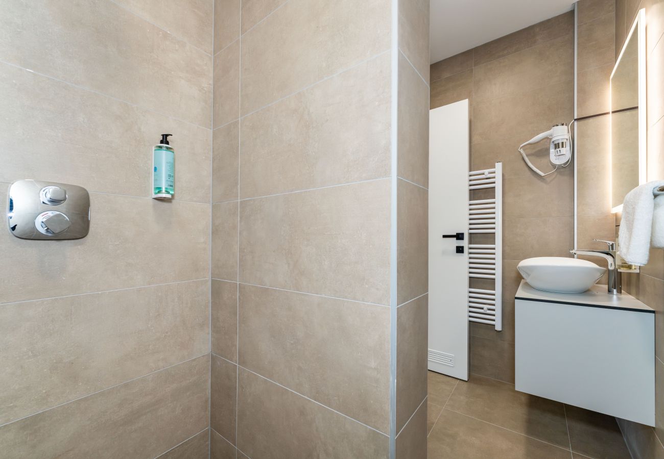Ferienwohnung in Starigrad - Apartment Senti with shared pool