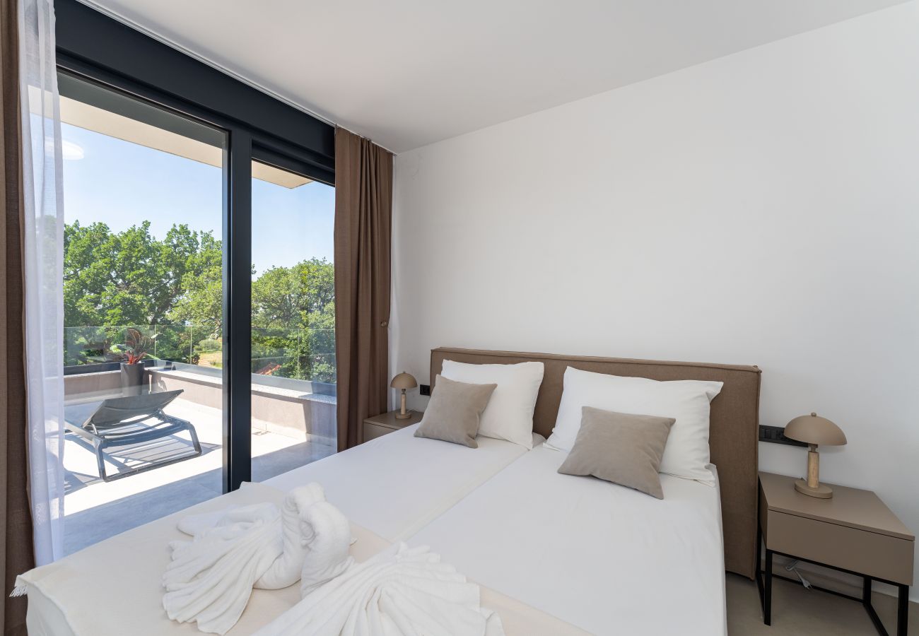 Ferienwohnung in Starigrad - Apartment Senti with shared pool