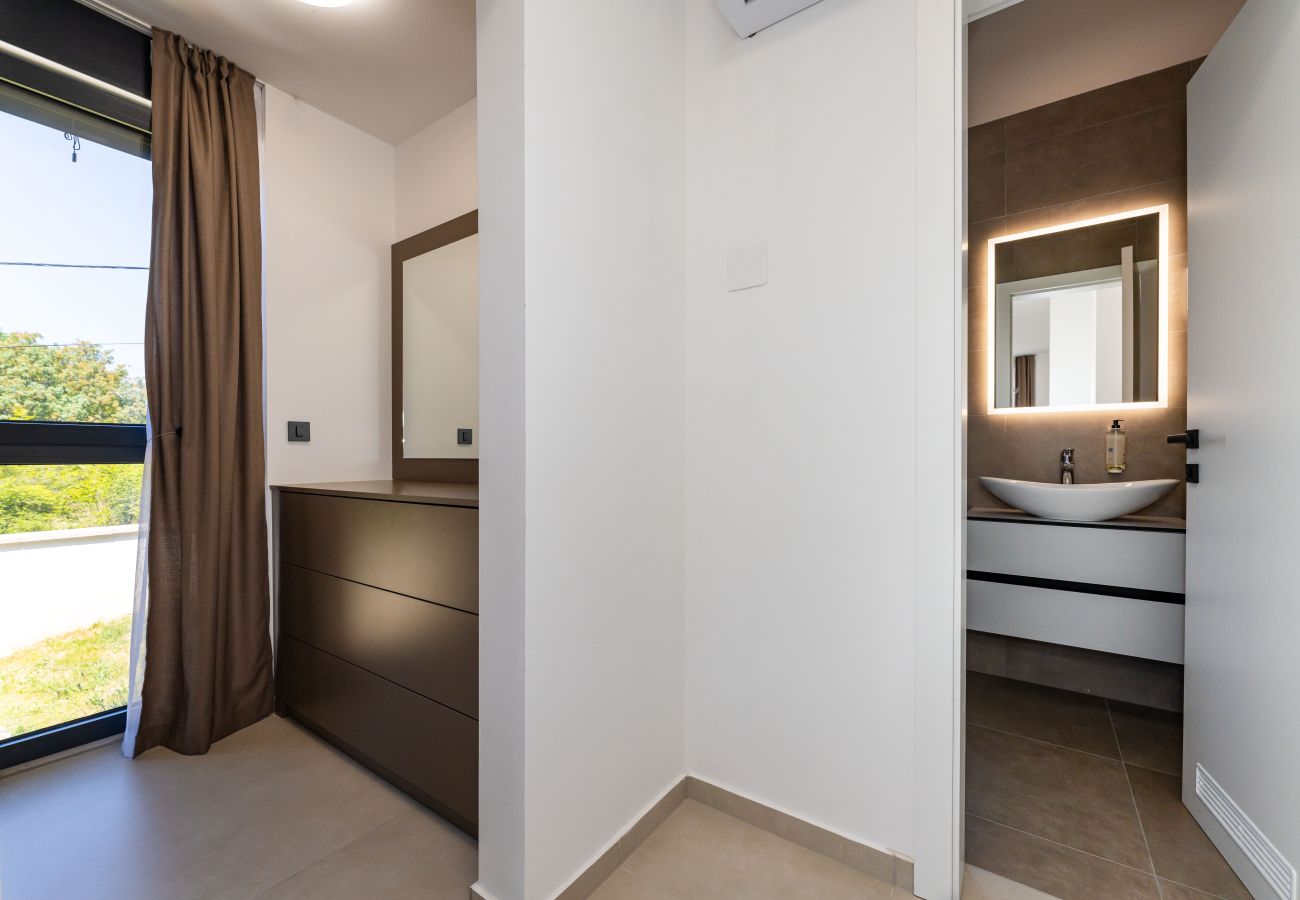 Ferienwohnung in Starigrad - Apartment Senti with shared pool