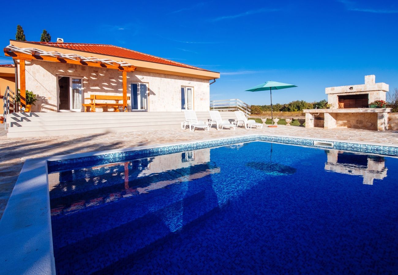 Ferienhaus in Privlaka - Holiday Home Barba Pere