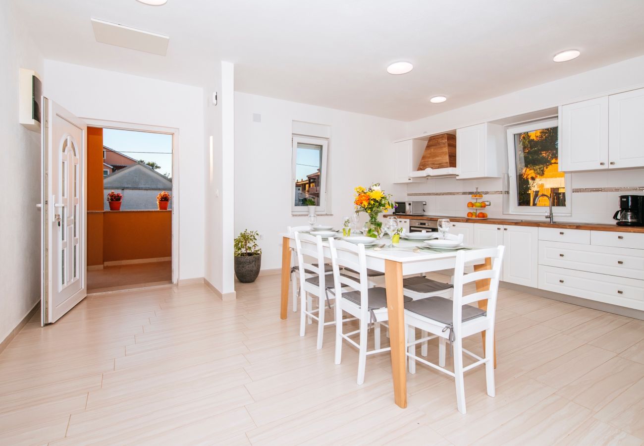 Ferienhaus in Privlaka - Holiday Home Barba Pere