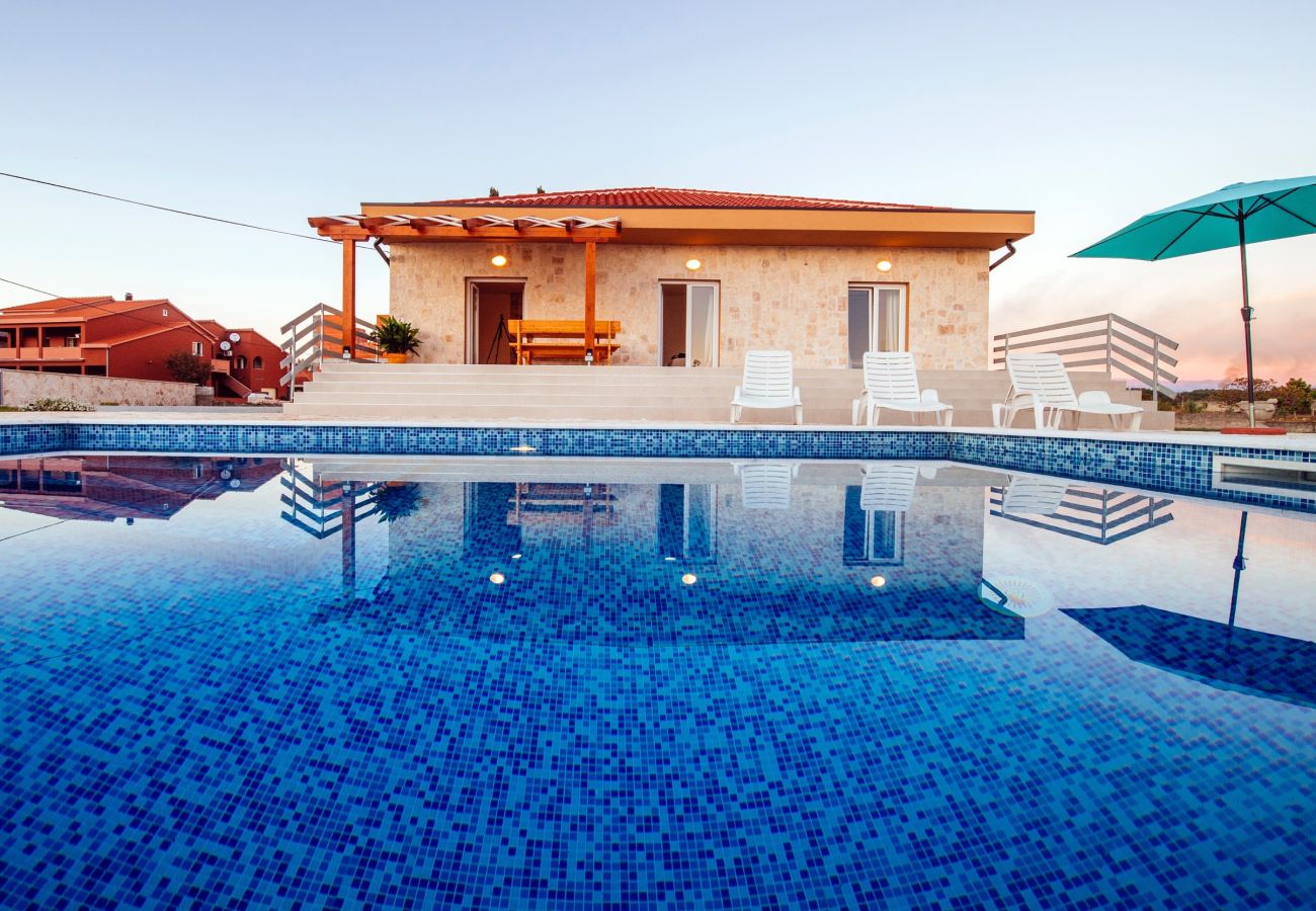 Ferienhaus in Privlaka - Holiday Home Barba Pere