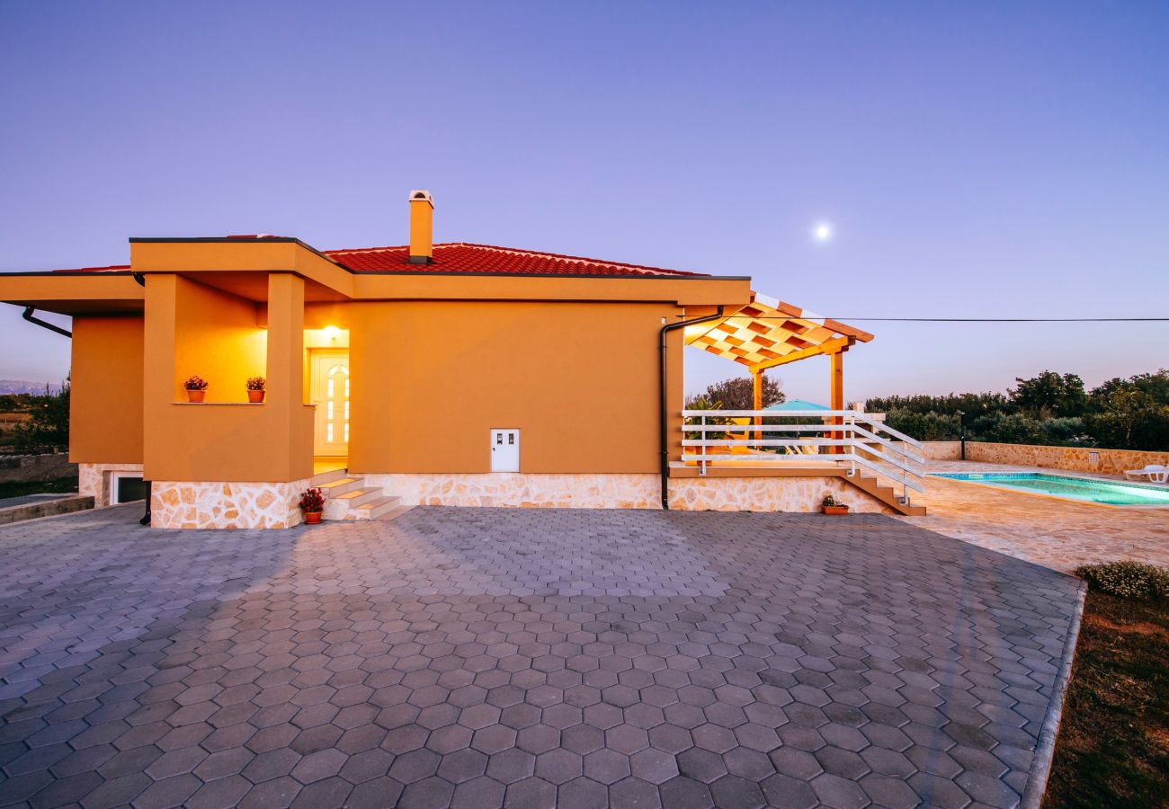 Ferienhaus in Privlaka - Holiday Home Barba Pere