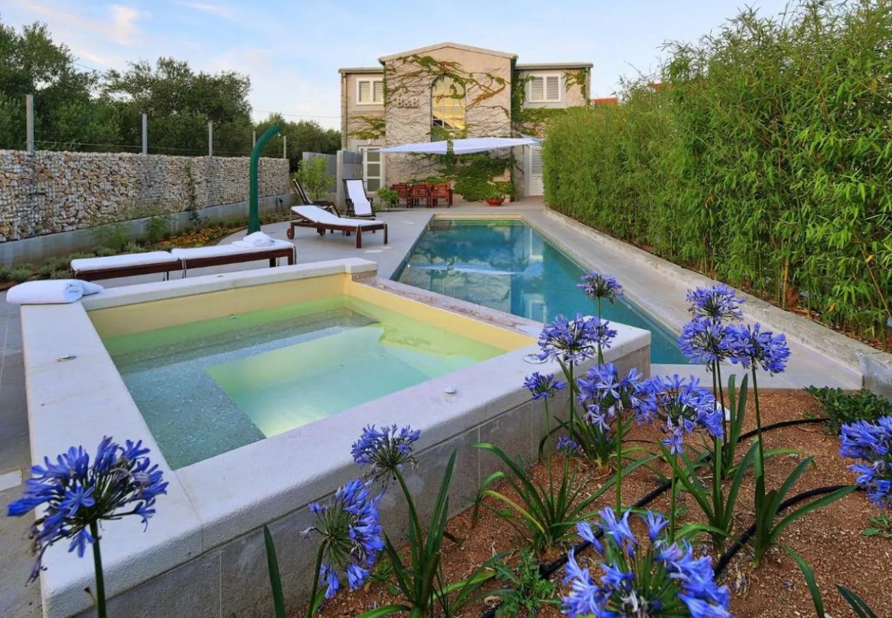 Ferienhaus in Bilice - Villa B&B with private pool