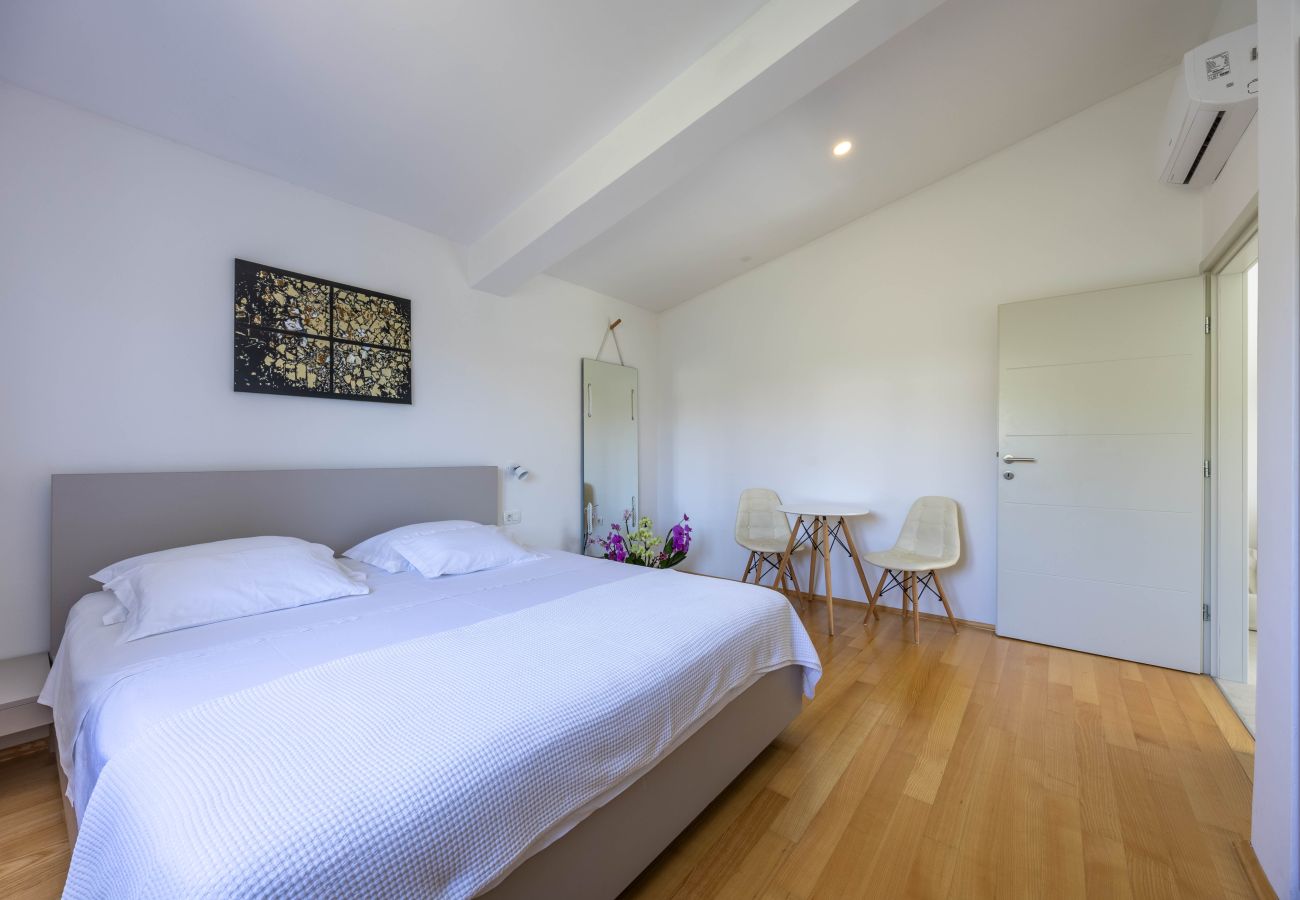 Ferienhaus in Bilice - Villa B&B with private pool