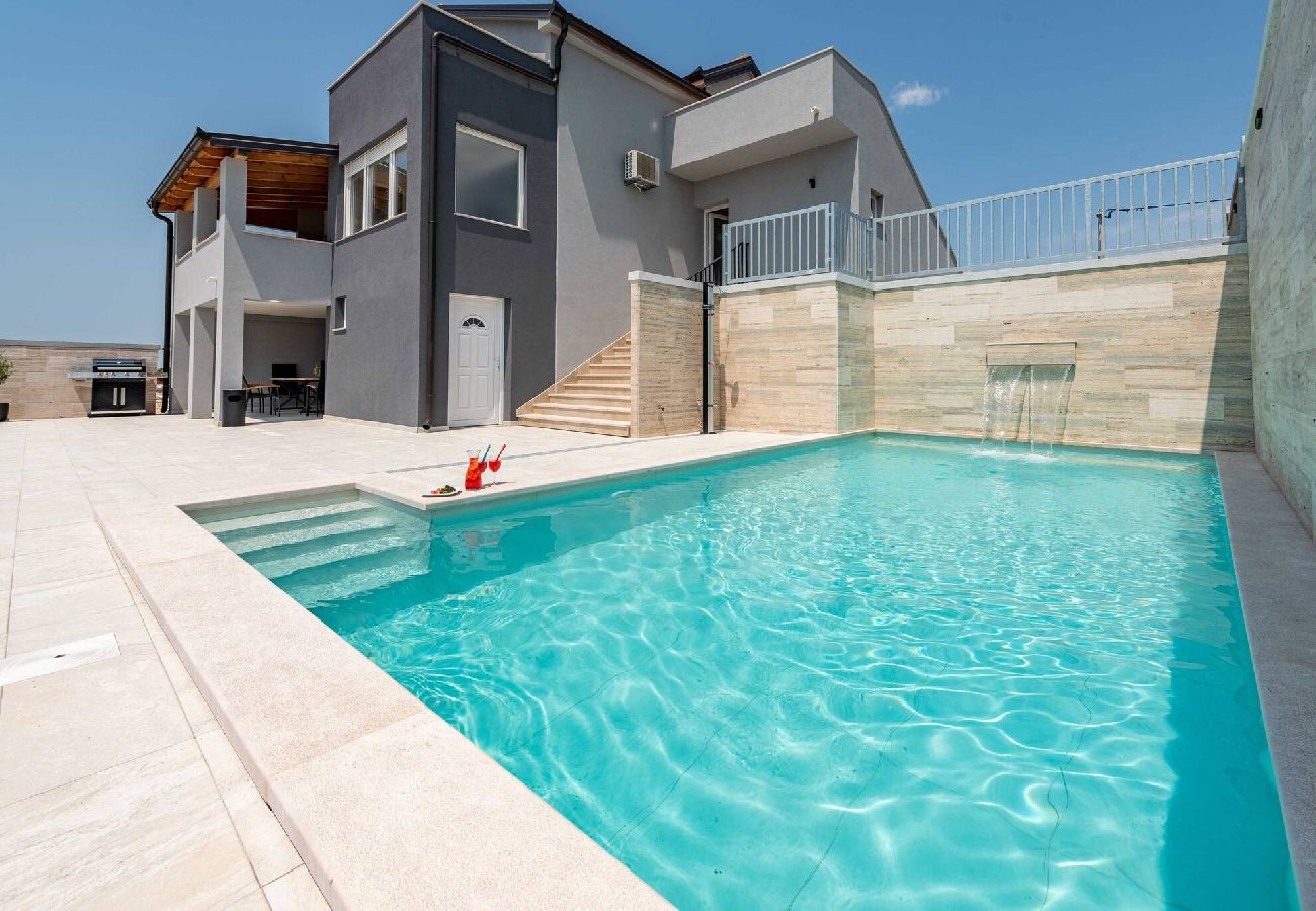 Casa en Benkovacko Selo - Villa Pezer with heated pool & sauna