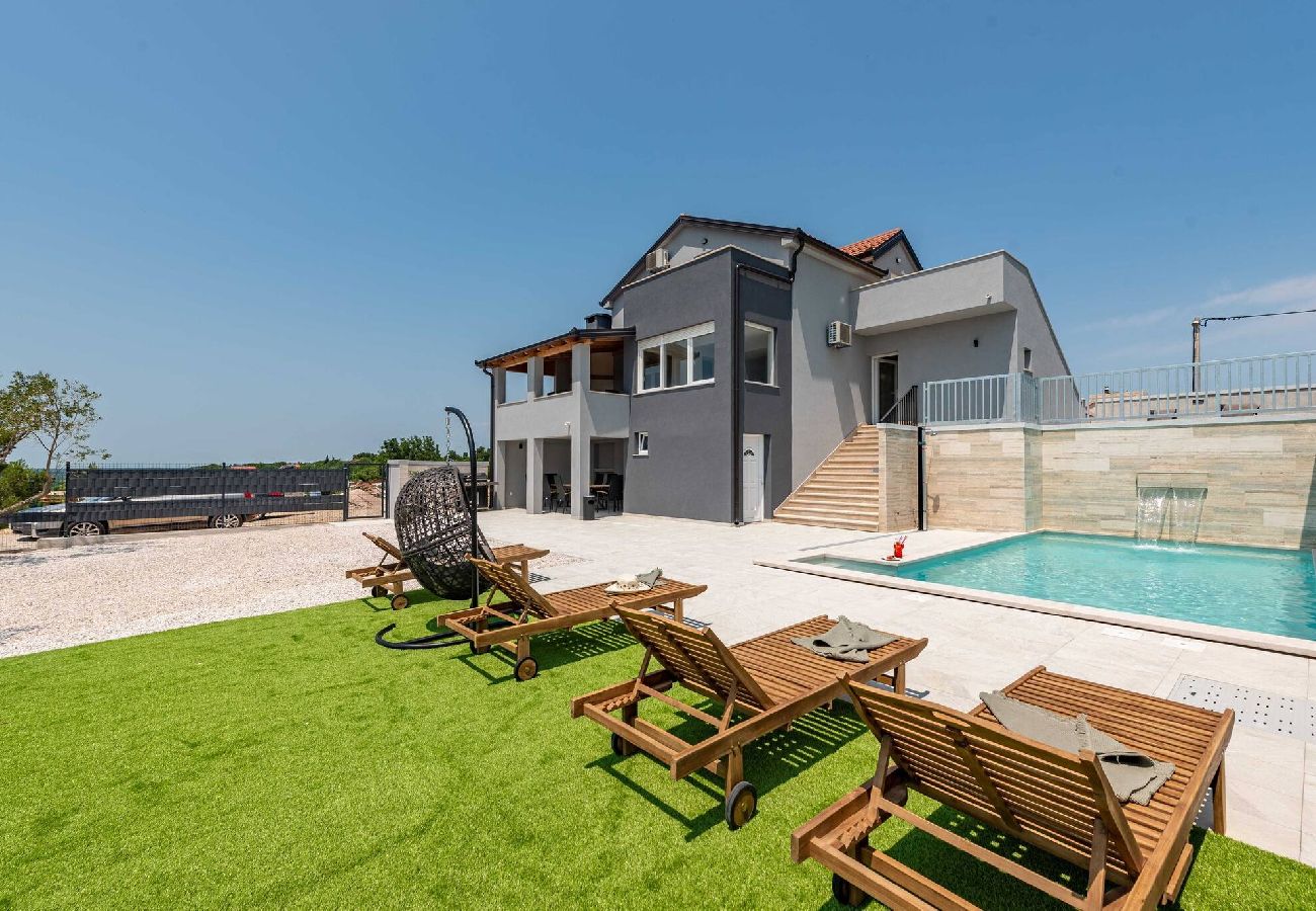 Casa en Benkovacko Selo - Villa Pezer with heated pool & sauna