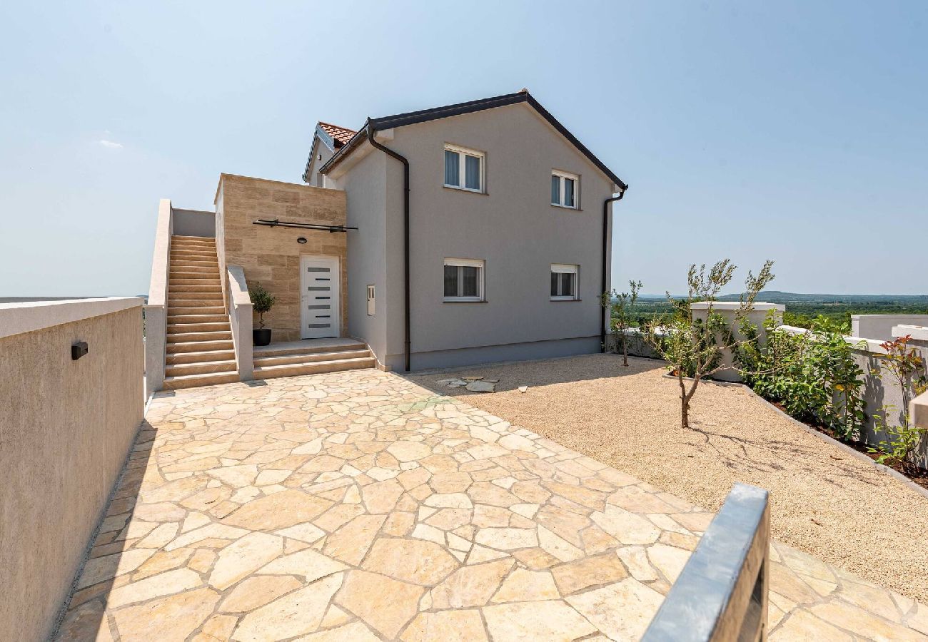 Casa en Benkovacko Selo - Villa Pezer with heated pool & sauna