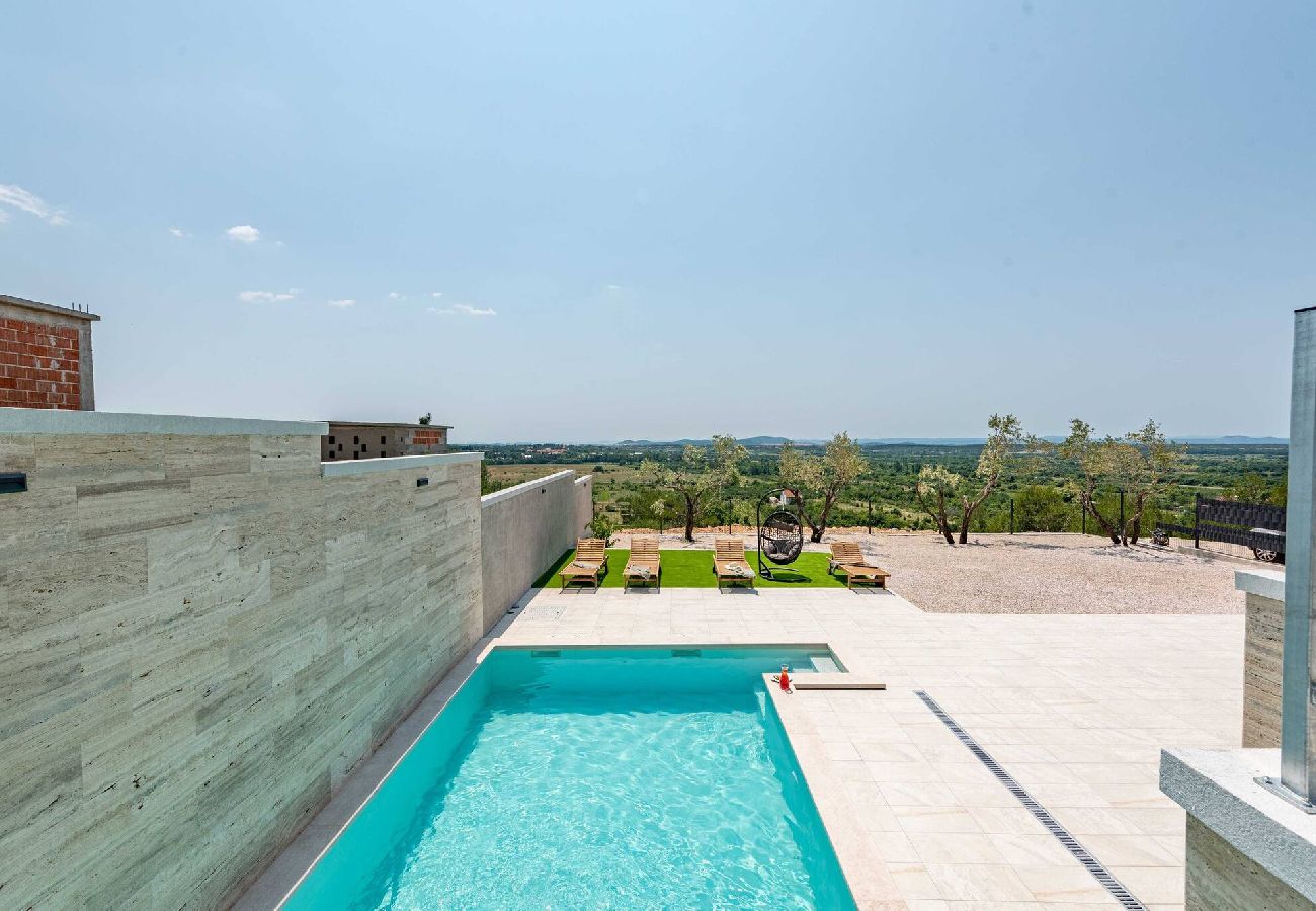 Casa en Benkovacko Selo - Villa Pezer with heated pool & sauna