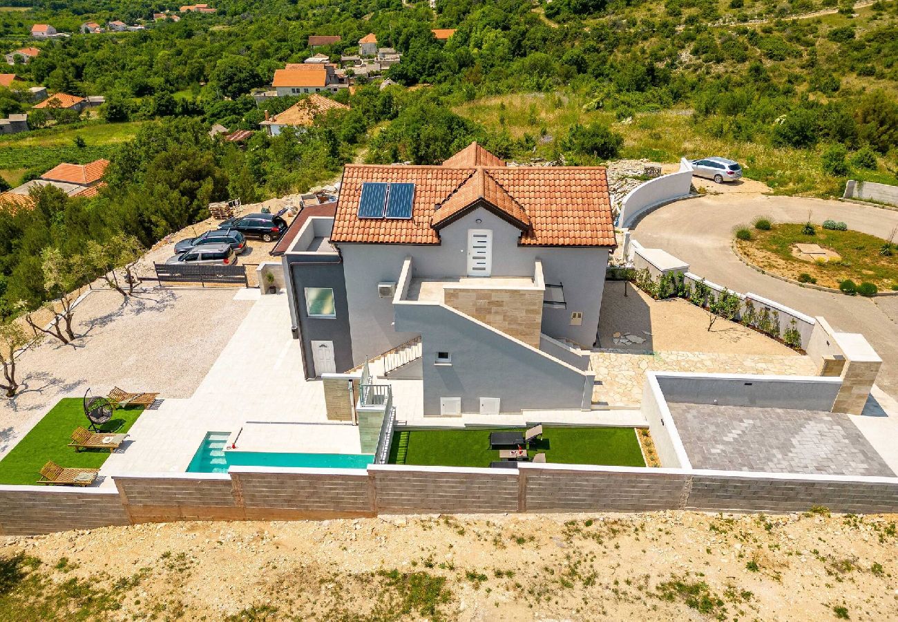 Casa en Benkovacko Selo - Villa Pezer with heated pool & sauna