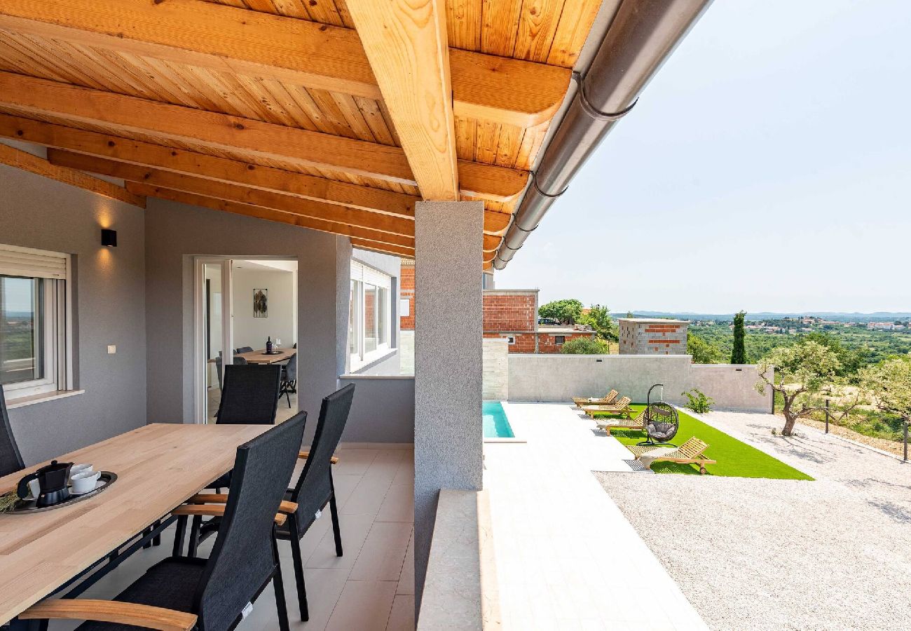 Casa en Benkovacko Selo - Villa Pezer with heated pool & sauna