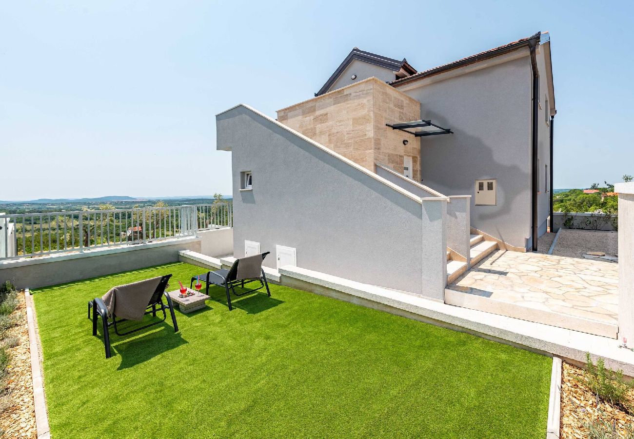 Casa en Benkovacko Selo - Villa Pezer with heated pool & sauna