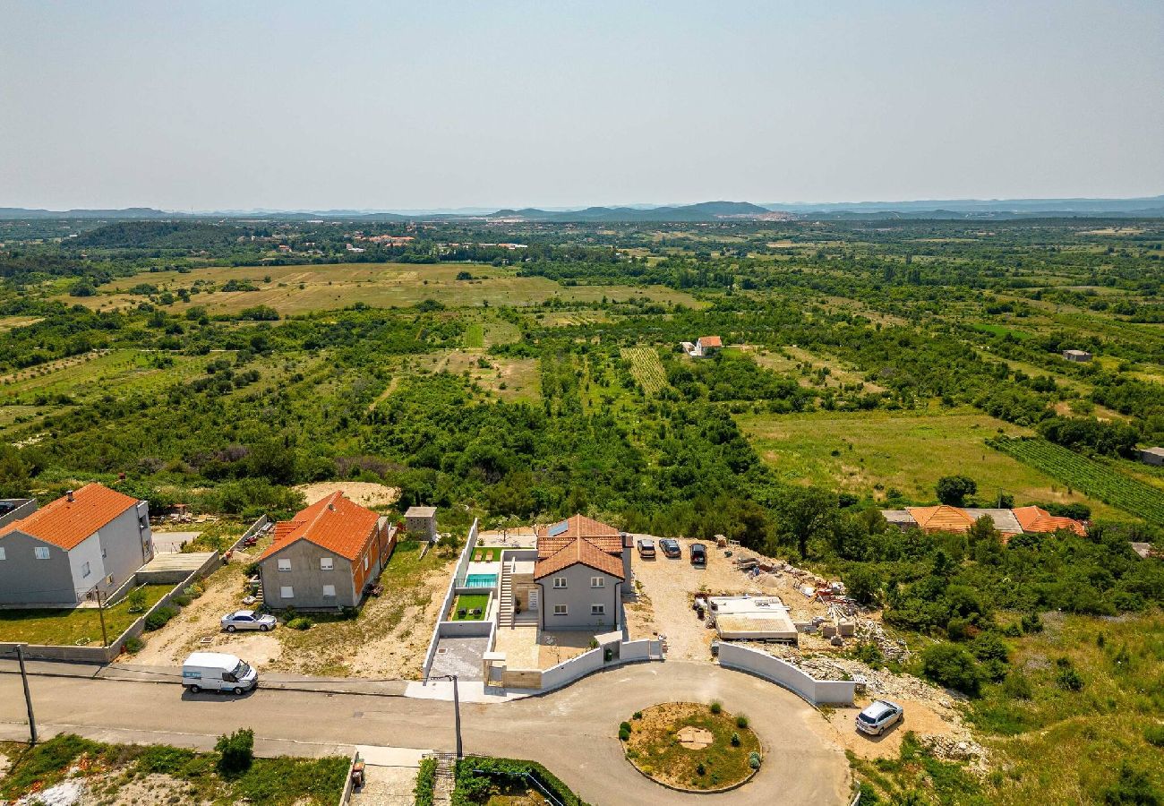 Casa en Benkovacko Selo - Villa Pezer with heated pool & sauna