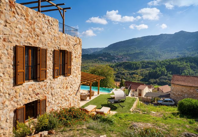 Casa en Svirce - Authentic Villa Fisola Casa en Svirce - Authentic Villa Fisola