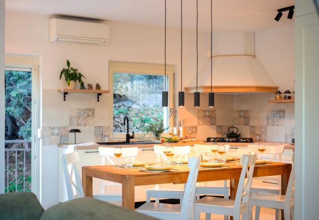 Casa en Svirce - Sea view Villa Amaria Casa en Svirce - Sea view Villa Amaria