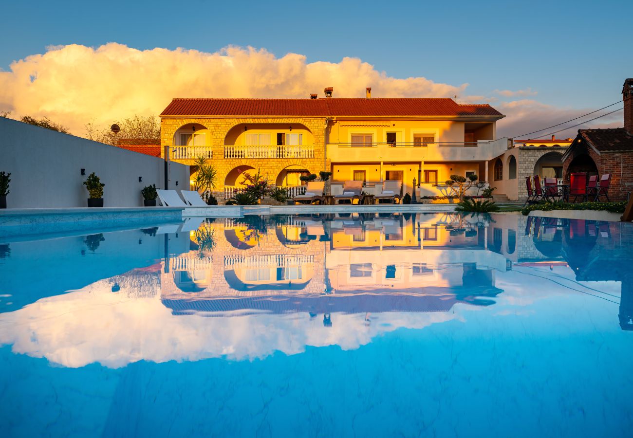 Apartamento en Galovac - Apartment Neda