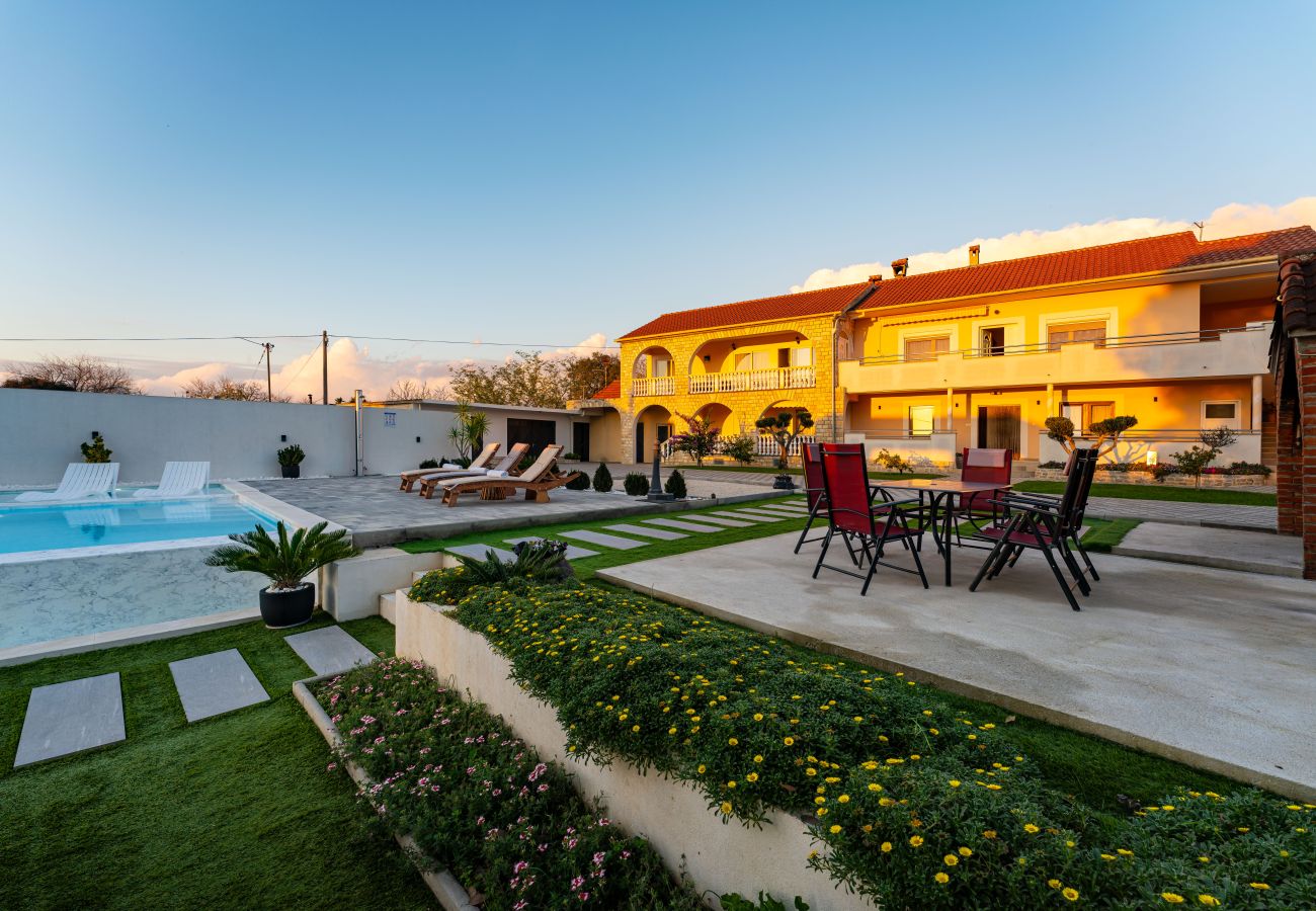 Apartamento en Galovac - Apartment Neda