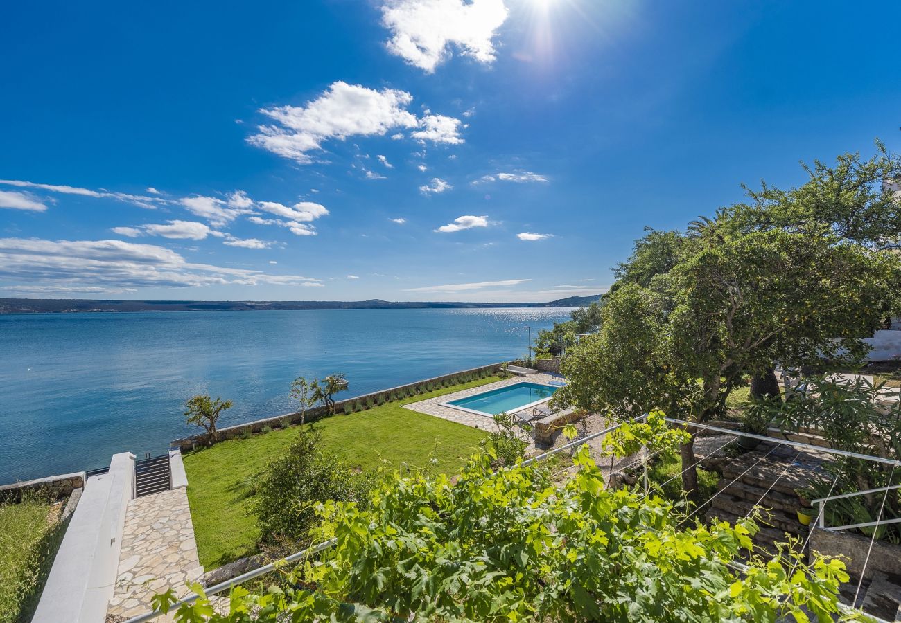 Casa en Maslenica - Beachfront villa Maslenica