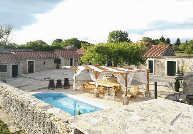 Casa en Kula Atlagic - Hilltop Paradise with private pool