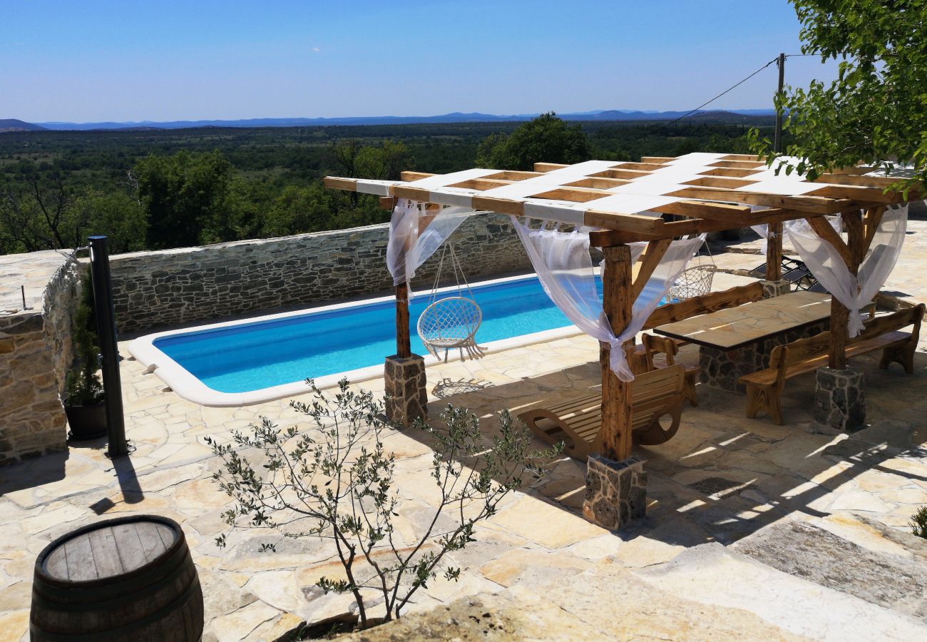 Casa en Kula Atlagic - Hilltop Paradise with private pool