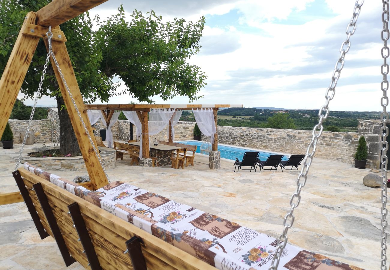 Casa en Kula Atlagic - Hilltop Paradise with private pool