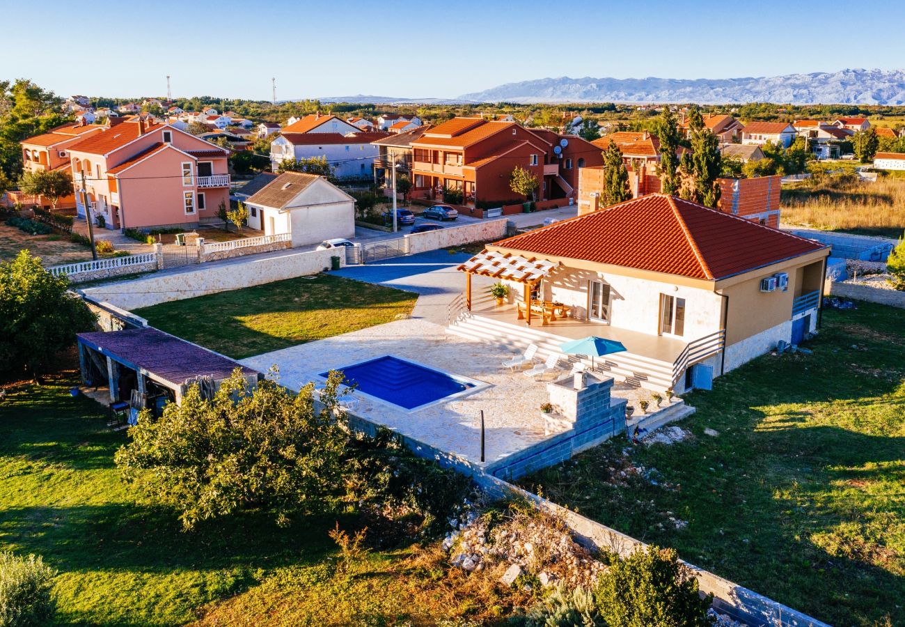 Casa en Privlaka - Holiday Home Barba Pere