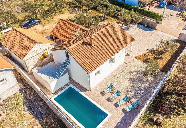Maison à Škabrnja - Holiday home Barba Maison à Škabrnja - Holiday home Barba