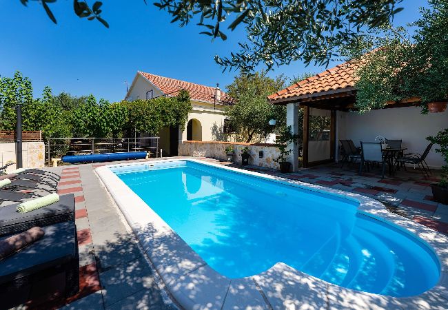 Maison à Krkovic - Holiday home Olive Garden Maison à Krkovic - Holiday home Olive Garden
