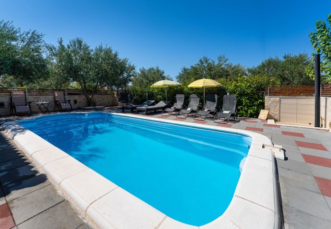 Maison à Krkovic - Holiday home Olive Garden Maison à Krkovic - Holiday home Olive Garden