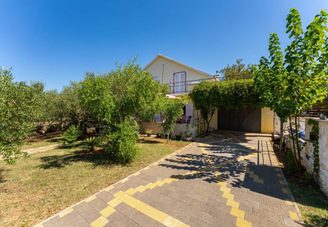 Maison à Krkovic - Holiday home Olive Garden Maison à Krkovic - Holiday home Olive Garden