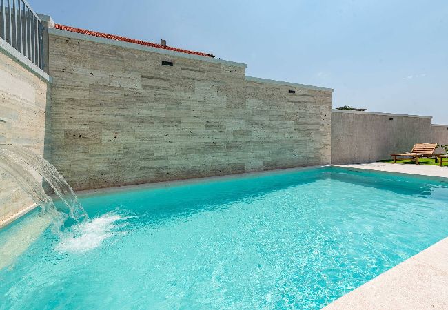 Maison à Benkovacko Selo - Villa Pezer with heated pool & sauna Maison à Benkovacko Selo - Villa Pezer with heated pool & sauna