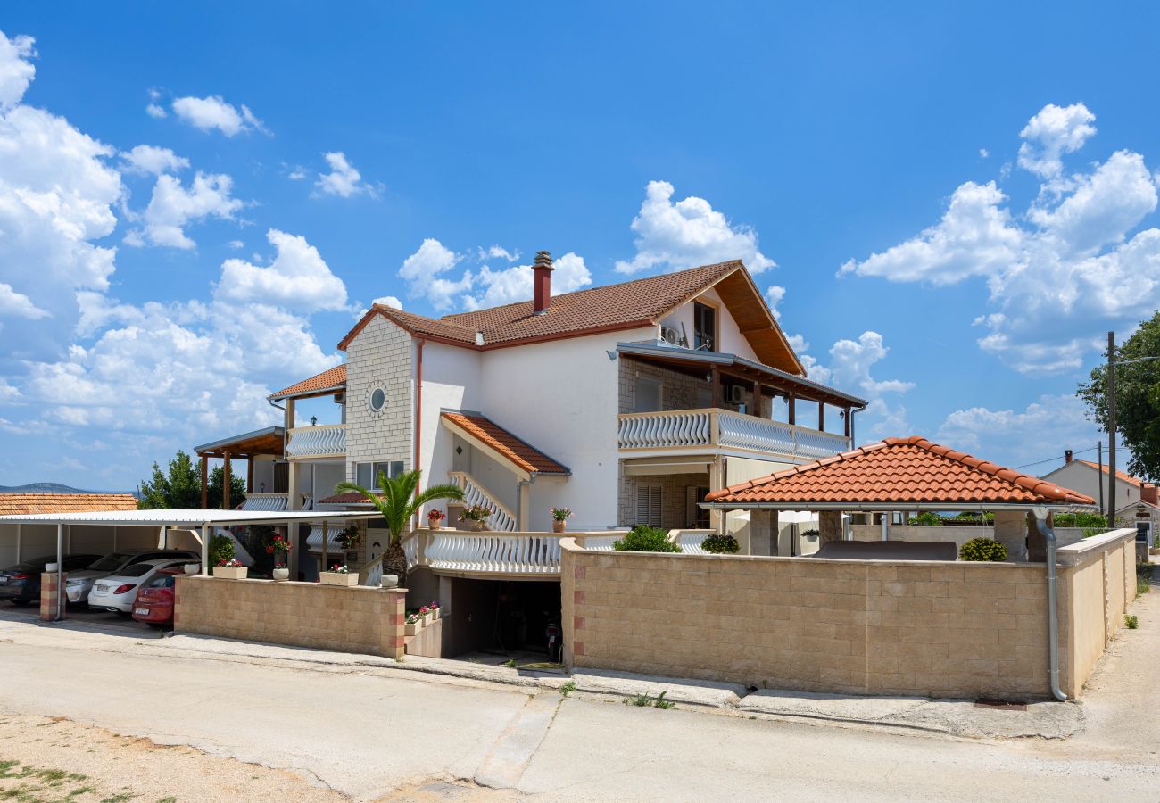 Appartement à Biograd na moru - Apartman DaDa 3 with shared pool